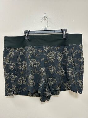 Athleta Dark Green Trekkie North Printed Short (Size 20)